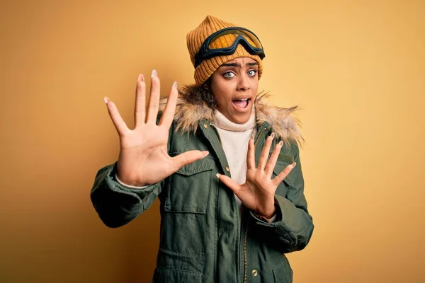 Joven Afroamericana Afro Esquiadora Chica Vistiendo Ropa Deportiva Nieve Gafas — Foto de Stock