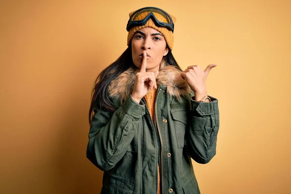 Joven Mujer Hispana Hermosa Con Gafas Esquí Abrigo Para Clima — Foto de Stock