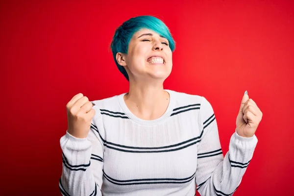 Joven Hermosa Mujer Con Pelo Moda Azul Con Suéter Rayas — Foto de Stock