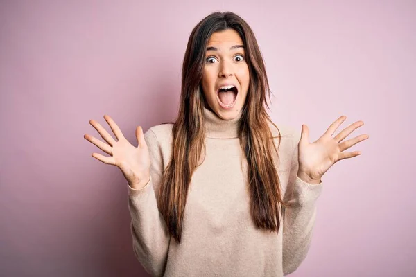 Ein Junges Schönes Mädchen Lässigem Rollkragenpullover Steht Vor Isoliertem Rosa — Stockfoto