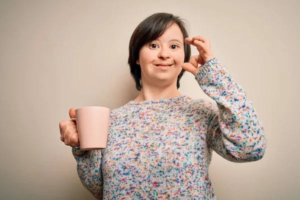 Young Syndrom Žena Pije Šálek Horké Kávy Izolovaném Pozadí Dělá — Stock fotografie
