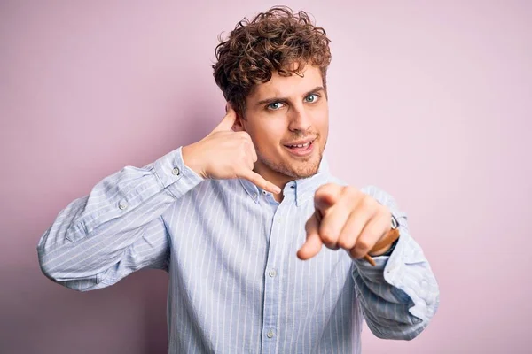 Jovem Loiro Bonito Homem Com Cabelo Encaracolado Vestindo Camisa Listrada — Fotografia de Stock