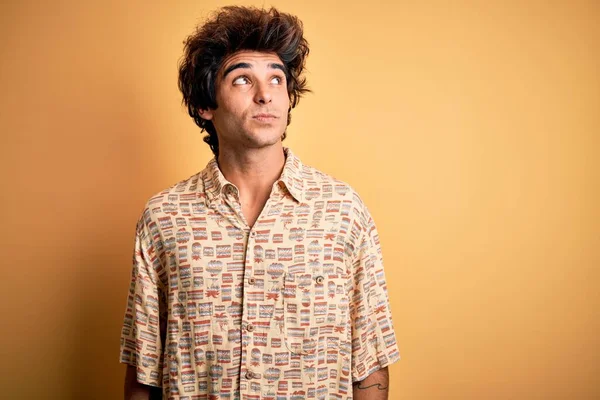 Jovem Bonito Homem Férias Vestindo Camisa Verão Sobre Isolado Fundo — Fotografia de Stock