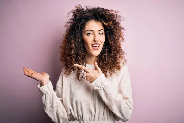 Hermosa Mujer Con Pelo Rizado Piercing Usando Suéter Casual Sobre —  Fotos de Stock