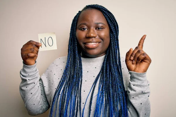 Молодая Африканская Американка Плюс Женщина Косичками Держащая Напоминание Бумагу Сообщения — стоковое фото