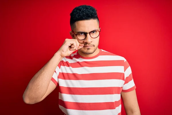 Homem Bonito Jovem Vestindo Casual Listrado Shirt Óculos Sobre Isolado — Fotografia de Stock