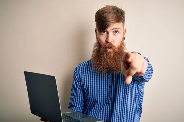 Pelirrojo Irlandés Hombre Negocios Con Barba Usando Computadora Portátil Sobre — Foto de Stock