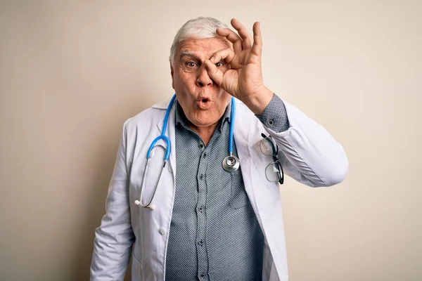 Starszy Przystojny Lekarz Hoary Noszący Płaszcz Stetoskop Białym Tle Robi — Zdjęcie stockowe