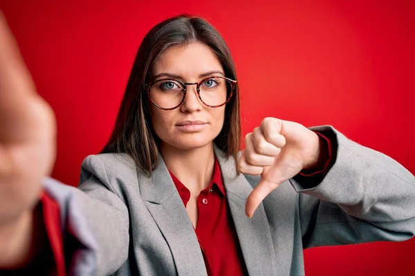 Junge Schöne Geschäftsfrau Mit Blauen Augen Die Eine Brille Trägt — Stockfoto