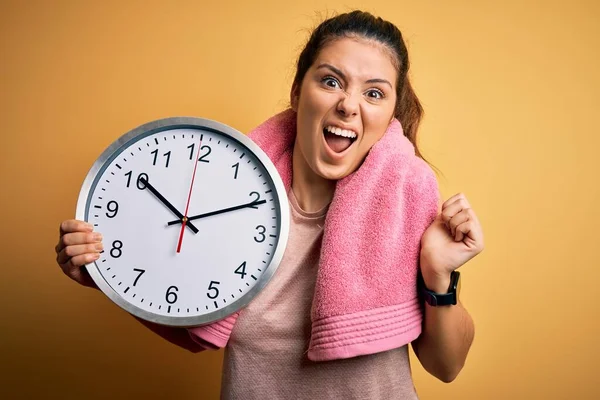 Junge Schöne Brünette Sportlerin Mit Handtuch Macht Countdown Mit Großer — Stockfoto