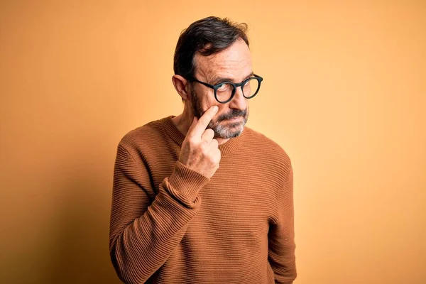 Hombre Alzado Mediana Edad Con Suéter Marrón Gafas Sobre Fondo —  Fotos de Stock