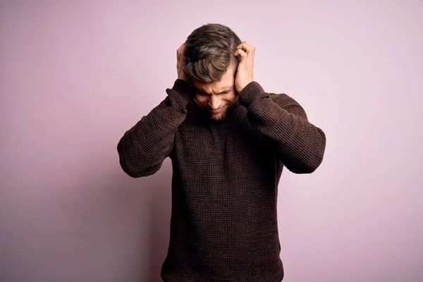 턱수염을 기르고 남자가 스웨터를 머리가 아프고 편두통때문에 극도로 힘들어 스트레스를 — 스톡 사진
