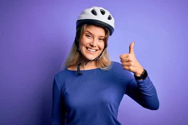 Mladá Krásná Blondýnka Cyklistka Žena Nosí Kole Bezpečnostní Přilbu Přes — Stock fotografie