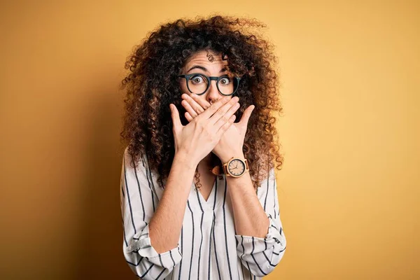 Jonge Mooie Vrouw Met Krullend Haar Piercing Dragen Gestreept Shirt — Stockfoto