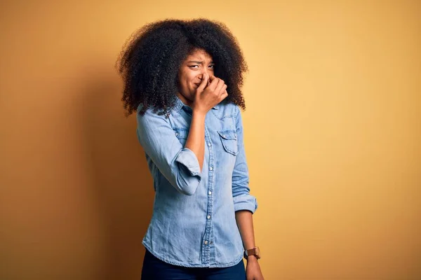 Junge Schöne Afrikanisch Amerikanische Frau Mit Afrohaaren Die Über Gelbem — Stockfoto