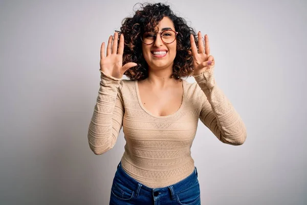 Genç Kıvırcık Arap Kadın Beyaz Arka Planda Günlük Tişört Gözlük — Stok fotoğraf
