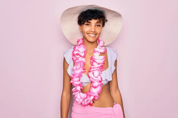 Junge Schöne Afrikanisch Amerikanische Touristin Bikini Und Hawaiianischen Lei Blumen — Stockfoto