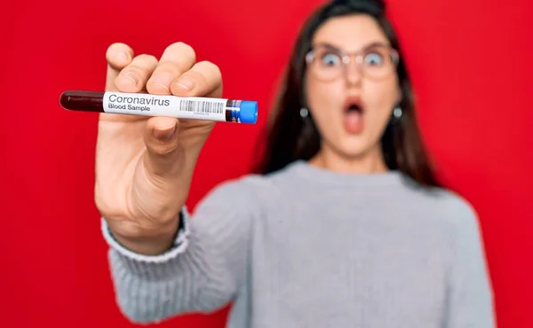 Menina Bonita Jovem Usando Óculos Segurando Amostra Sangue Laboratório Doença — Fotografia de Stock