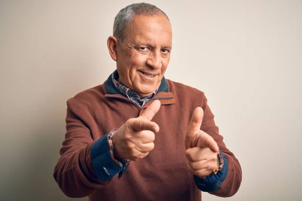 Homem Bonito Sênior Vestindo Camisola Elegante Sobre Fundo Branco Isolado — Fotografia de Stock