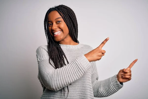 Jeune Femme Afro Américaine Debout Occasionnel Frais Sur Fond Isolé — Photo