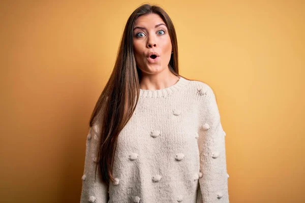 Young Beautiful Woman Blue Eyes Wearing Casual Sweater Standing Yellow — Stock Photo, Image