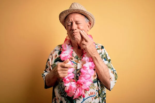 Beyaz Saçlı Yaz Şapkası Takan Sarı Arka Planda Hawaii Kolyesi — Stok fotoğraf