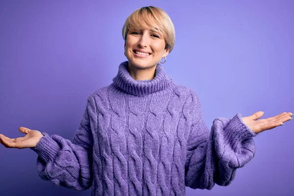 Giovane Donna Bionda Con Capelli Corti Indossa Maglione Collo Alto — Foto Stock