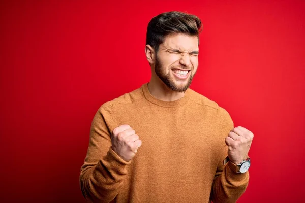 Jonge Blonde Man Met Baard Blauwe Ogen Dragen Casual Shirt — Stockfoto