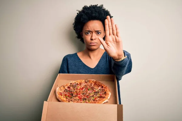 Fiatal Afro Göndör Haj Tartó Szállítási Doboz Olasz Pizza Nyitott — Stock Fotó