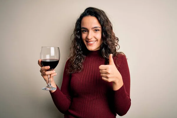 Ung Vacker Kvinna Med Lockigt Hår Dricka Glas Rött Vin — Stockfoto