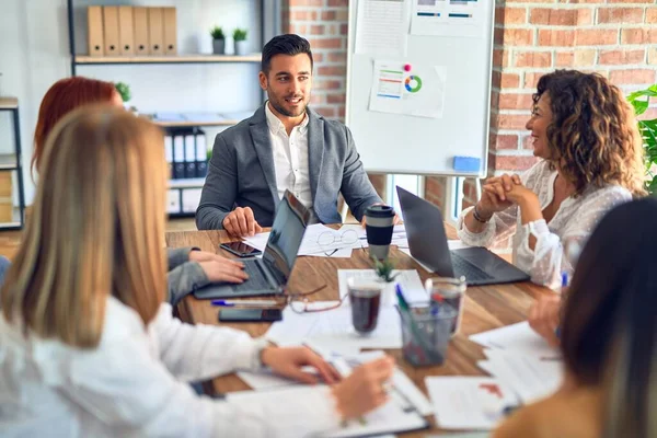 Grupp Företagsarbetare Som Arbetar Tillsammans Sitter Skrivbordet Med Hjälp Laptop — Stockfoto