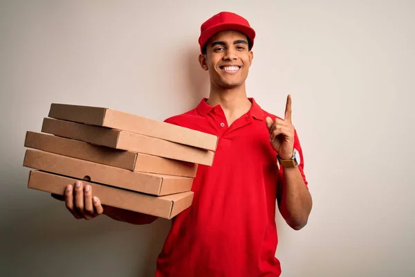 Поручний Африканський Американець Який Тримає Коробки Італікою Піци Над Білим — стокове фото