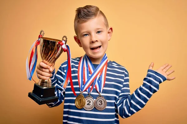 Küçük Beyaz Çocuk Altın Madalyalar Zafer Ödülü Takıyor Sarı Arka — Stok fotoğraf