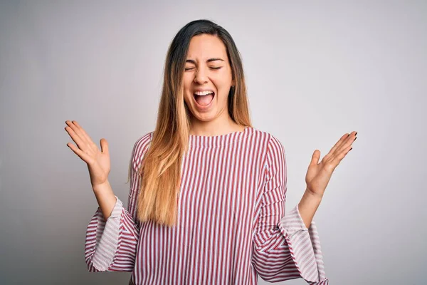 Joven Mujer Rubia Hermosa Con Los Ojos Azules Vistiendo Camiseta — Foto de Stock