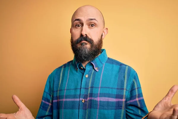 Hombre Calvo Guapo Con Barba Con Camisa Casual Pie Sobre —  Fotos de Stock