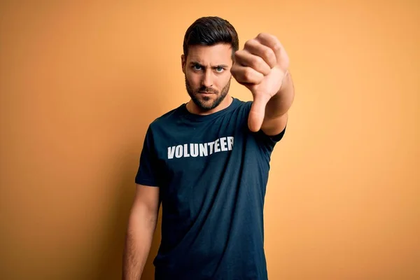 Jovem Bonito Homem Com Barba Voluntariado Vestindo Camiseta Com Mensagem — Fotografia de Stock