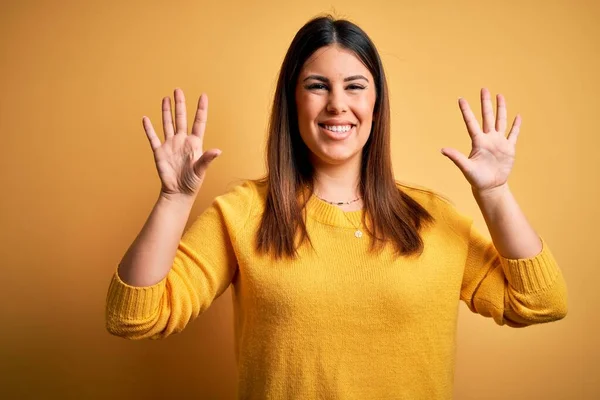 Ung Vacker Kvinna Bär Casual Tröja Över Gul Isolerad Bakgrund — Stockfoto