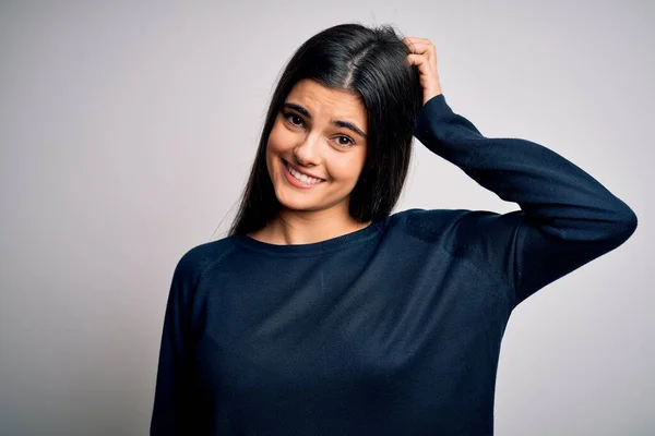 Junge Schöne Brünette Frau Lässigem Pullover Der Über Weißem Hintergrund — Stockfoto