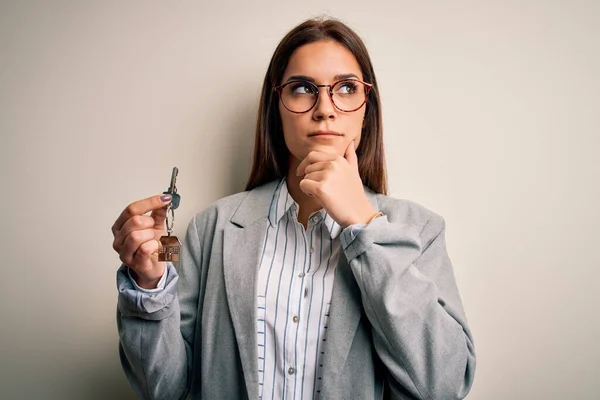 Junge Schöne Brünette Hausagentin Frau Hält Schlüssel Nach Hause Über — Stockfoto