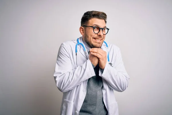 Junger Arzt Mit Blauen Augen Arztkittel Und Stethoskop Vor Isoliertem — Stockfoto