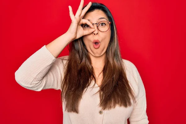 Jovem Hispânico Mulher Inteligente Usando Óculos Sobre Fundo Vermelho Isolado — Fotografia de Stock