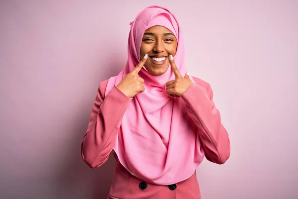 Junge Afroamerikanische Afro Frau Trägt Muslimischen Hijab Vor Isoliertem Rosa — Stockfoto