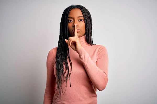 Jeune Femme Afro Américaine Debout Décontracté Frais Sur Fond Blanc — Photo