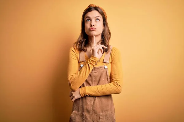Jovem Linda Menina Loira Vestindo Geral Sobre Amarelo Isolado Fundo — Fotografia de Stock