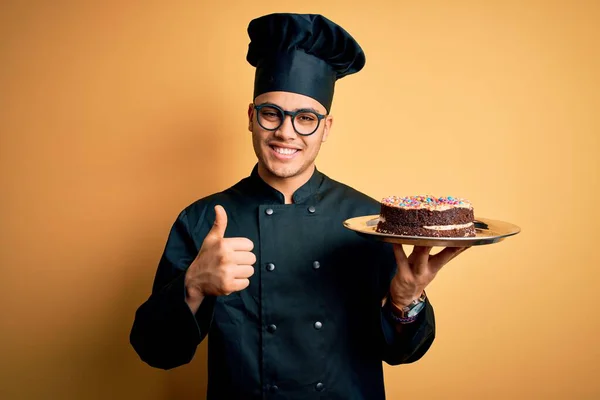 Joven Panadero Brasileño Con Uniforme Cocina Sombrero Sosteniendo Bandeja Con — Foto de Stock