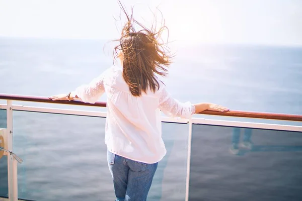 Giovane Bella Donna Vacanza Piedi Ponte Nave Con Sorriso Faccia — Foto Stock