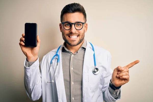 Młody Lekarz Noszący Stetoskop Pokazujący Ekran Smartfona Odizolowanym Tle Bardzo — Zdjęcie stockowe