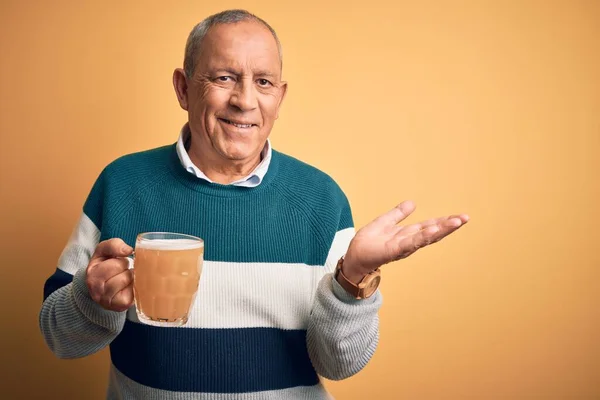 Senior Stilig Man Dricka Burk Stående Över Isolerad Gul Bakgrund — Stockfoto