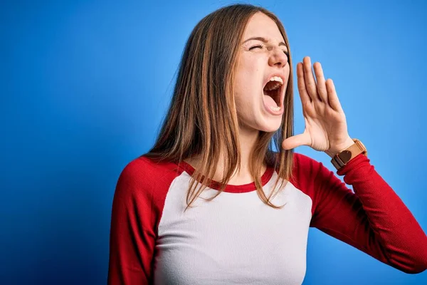 Joven Mujer Pelirroja Hermosa Con Camiseta Casual Sobre Fondo Azul —  Fotos de Stock