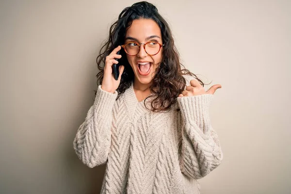 Kıvırcık Saçlı Genç Bir Kadın Akıllı Telefondan Konuşuyor Gülümseyen Yüzüyle — Stok fotoğraf
